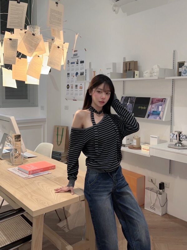 #02 小心機！繞脖飄帶針織寬鬆斜肩上衣