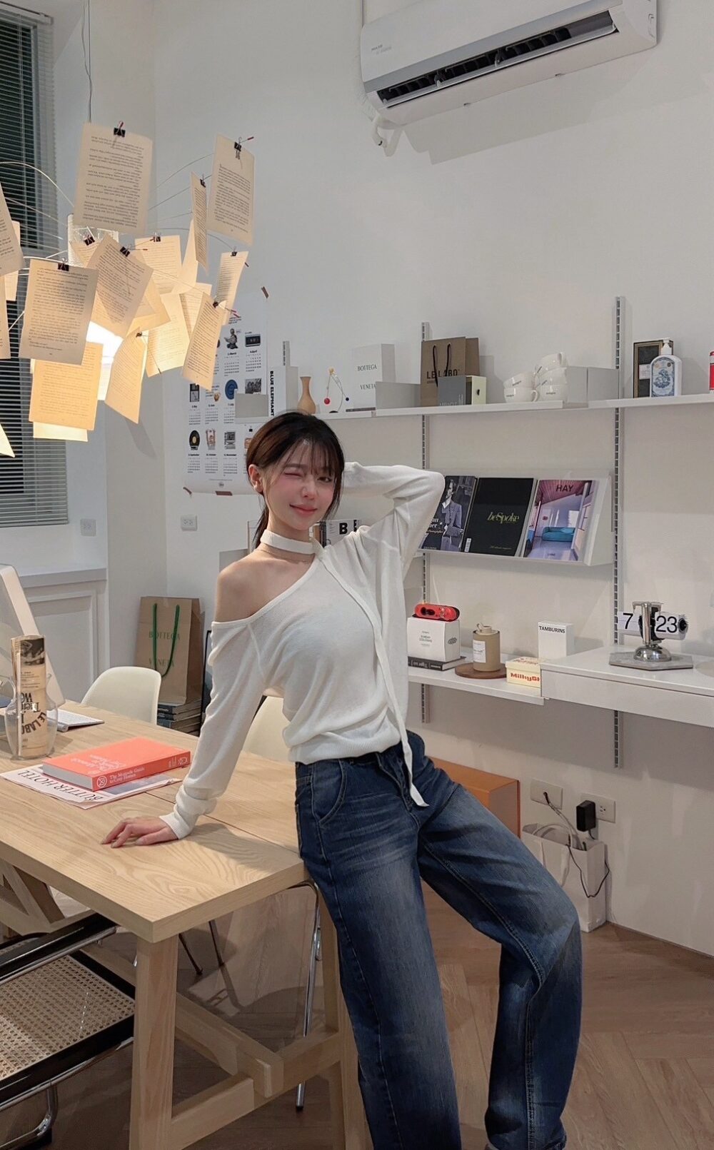 #02 小心機！繞脖飄帶針織寬鬆斜肩上衣