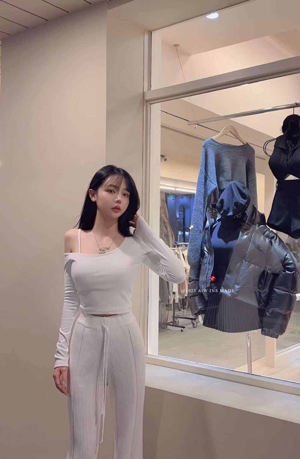 #8559內建不跑杯胸墊! 設計感德絨刷毛性感露肩打底