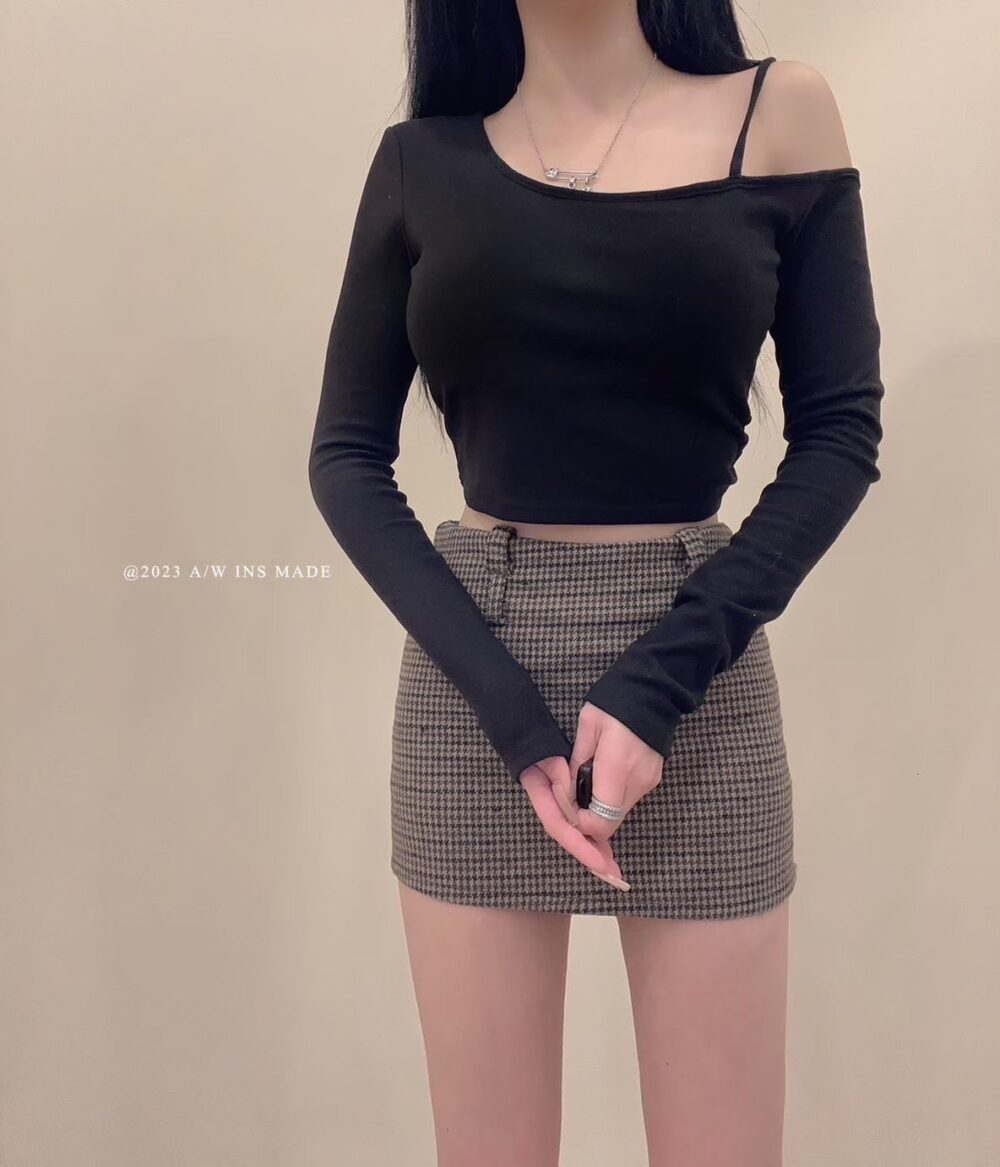 #8559內建不跑杯胸墊! 設計感德絨刷毛性感露肩打底