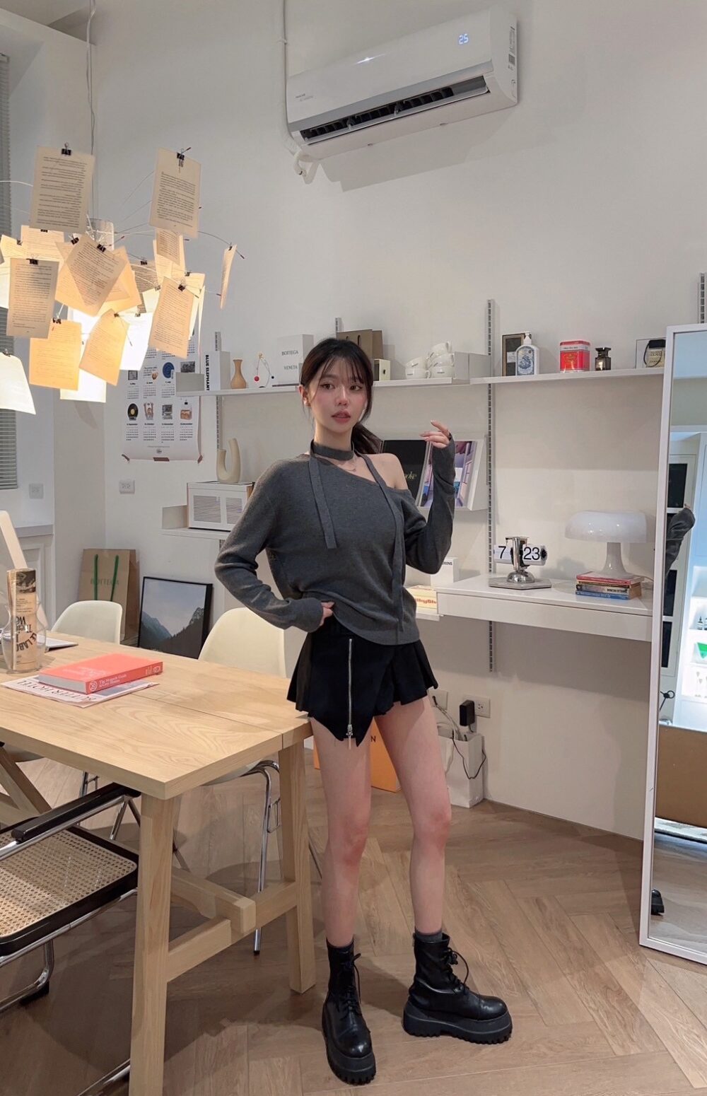 #02 小心機！繞脖飄帶針織寬鬆斜肩上衣