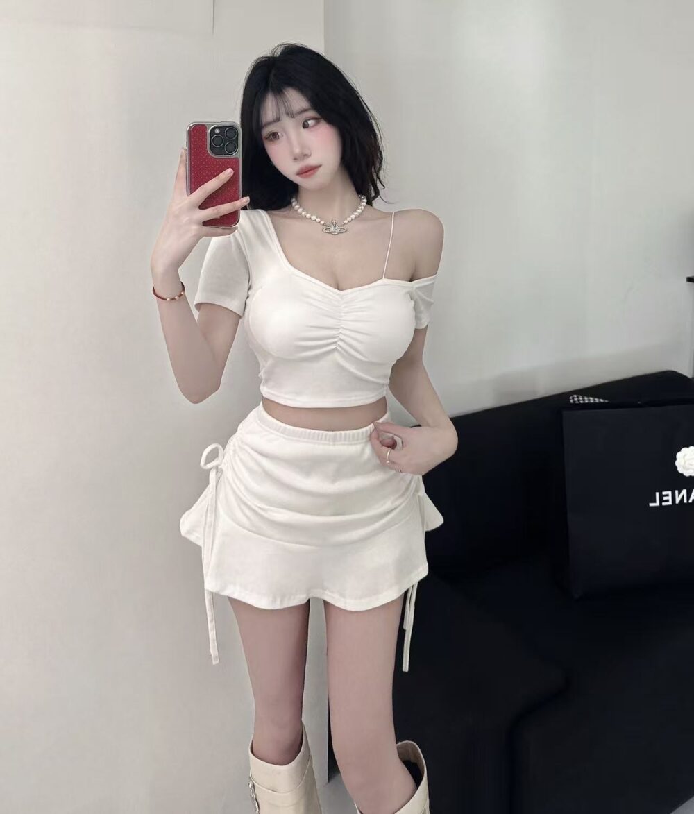 #33181單肩抓皺短袖上衣（內杯）+抽繩鬆緊荷葉邊短裙（裏褲）