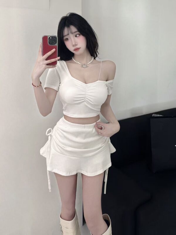 #33181單肩抓皺短袖上衣（內杯）+抽繩鬆緊荷葉邊短裙（裏褲）