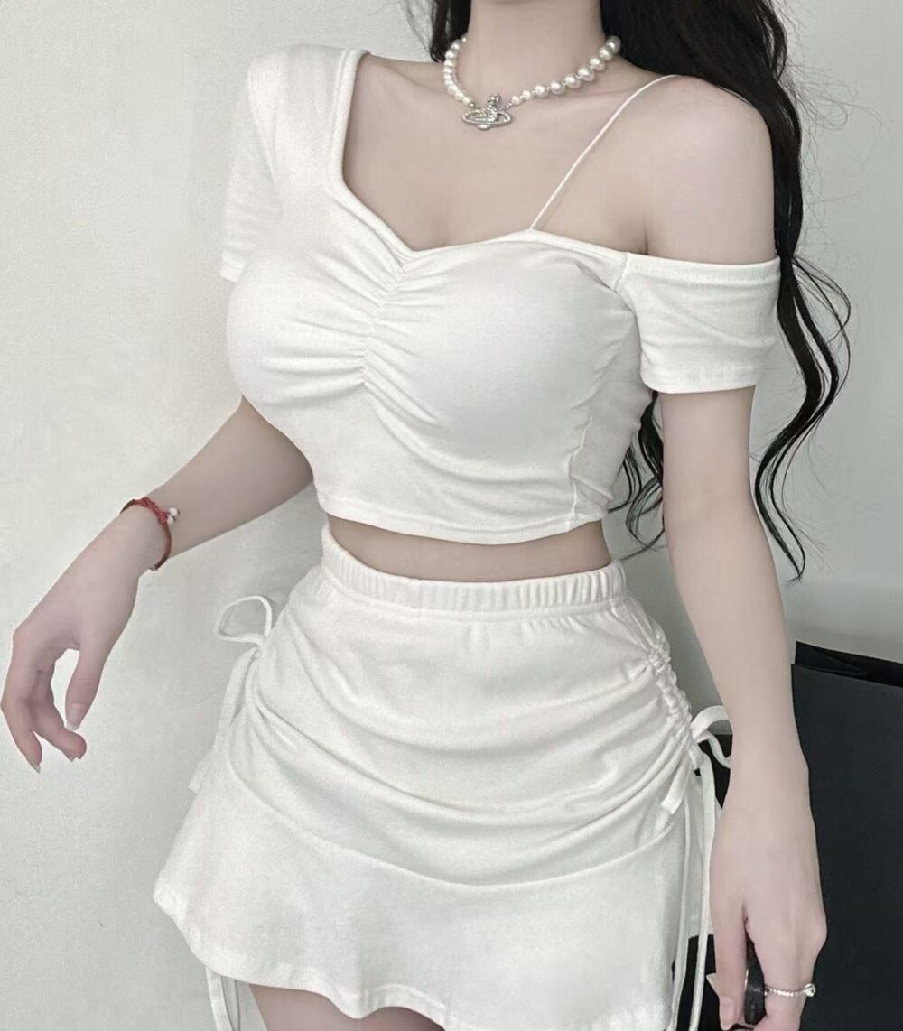 #33181單肩抓皺短袖上衣（內杯）+抽繩鬆緊荷葉邊短裙（裏褲）