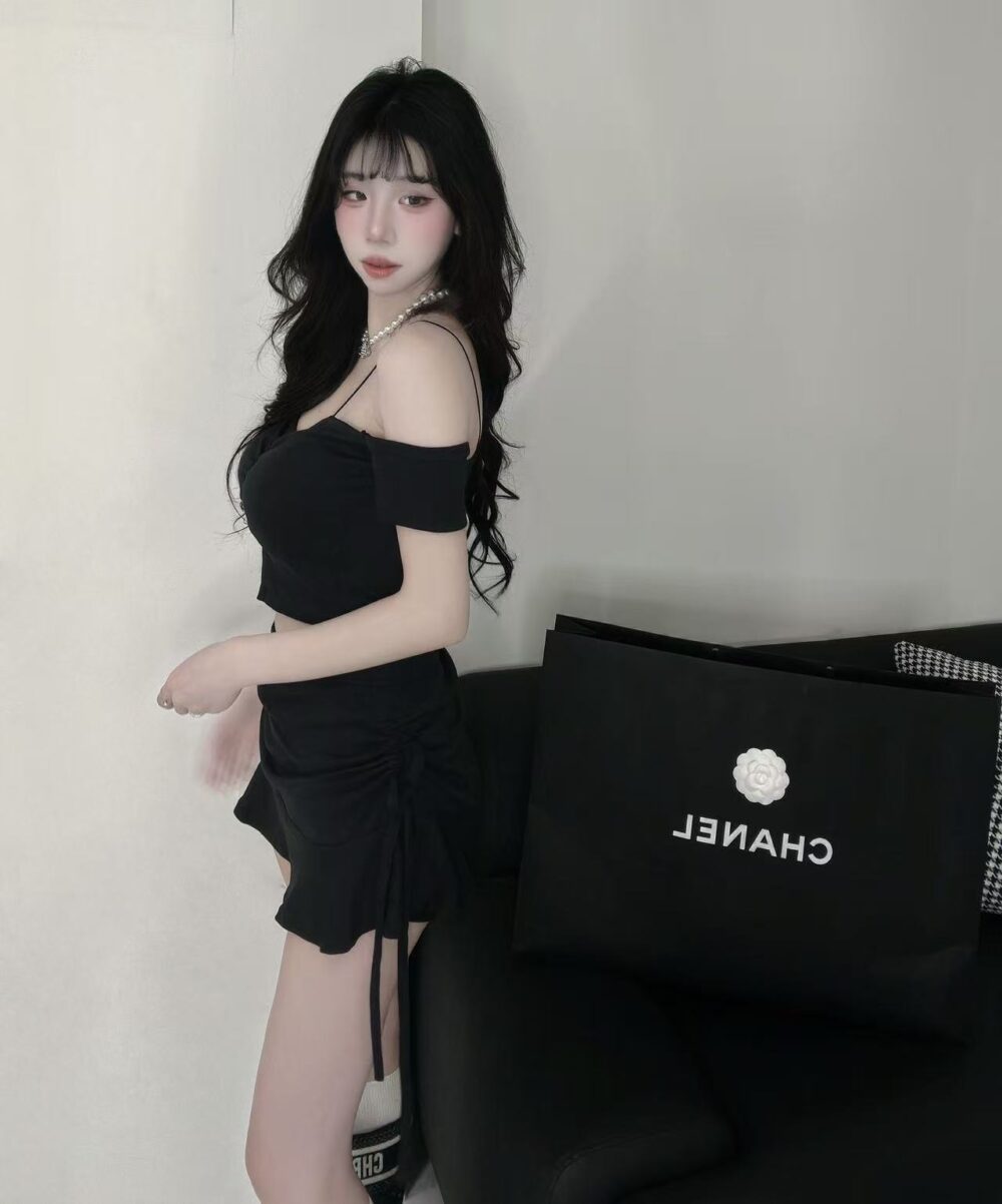 #33181單肩抓皺短袖上衣（內杯）+抽繩鬆緊荷葉邊短裙（裏褲）