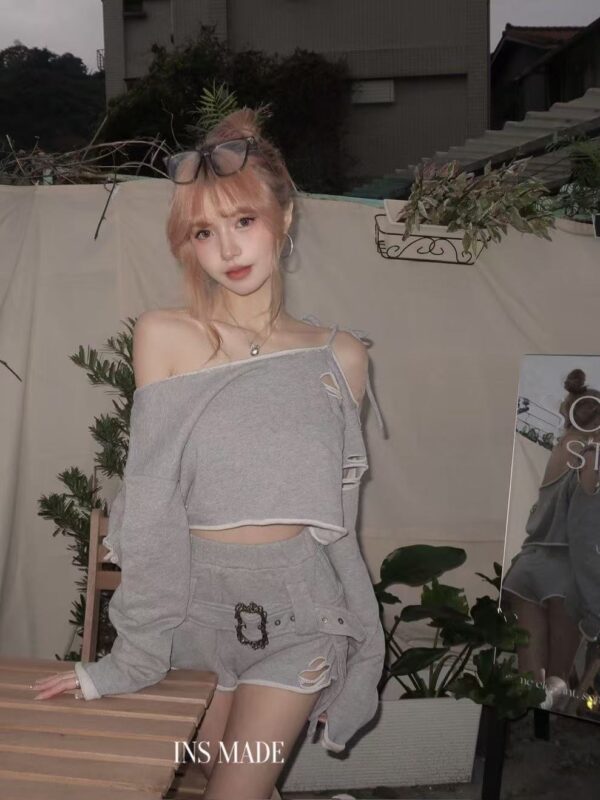 #973叛逆千金 復古破洞設計斜肩T恤+工裝短褲套裝