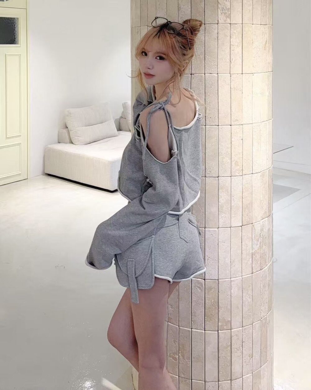 圖片_20260331235600_149_6 #973叛逆千金 復古破洞設計斜肩T恤+工裝短褲套裝